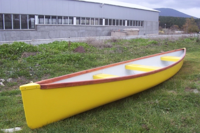 3-местно стъклопластово кану