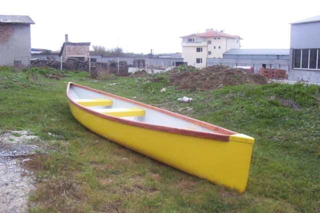3-местно стъклопластово кану